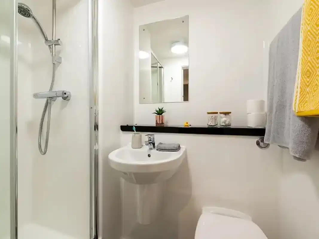 7 Bed Large En-suite - Bathroom