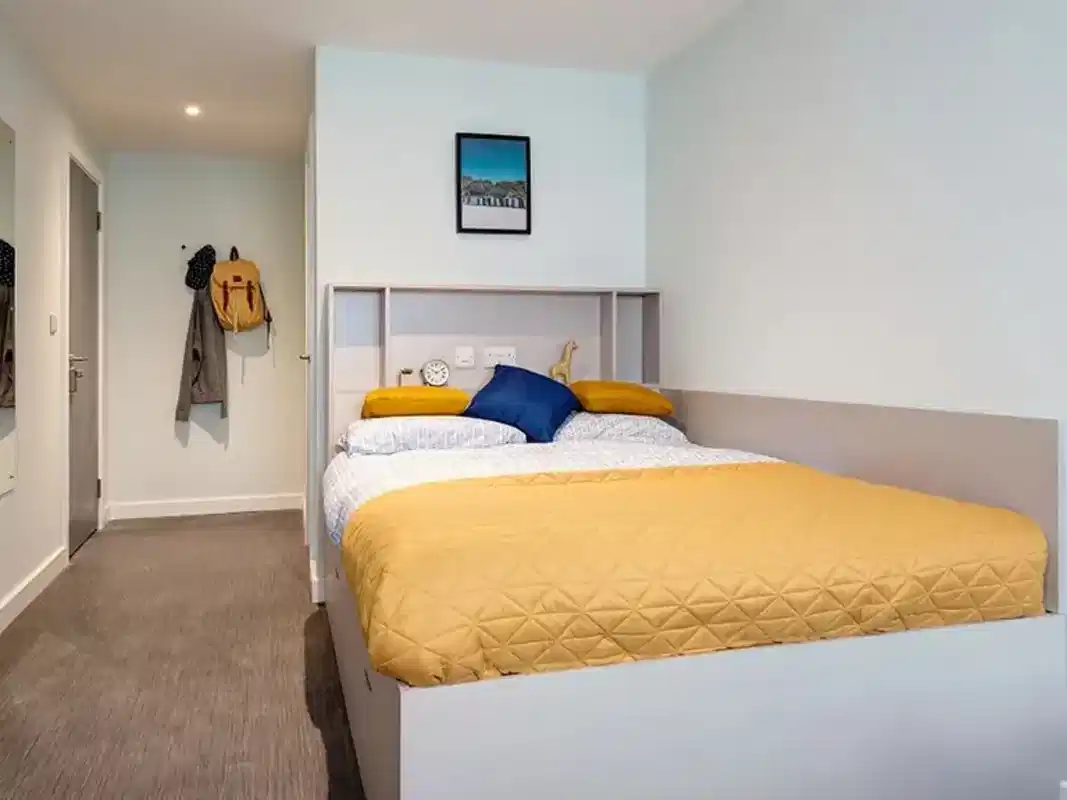 5 Bed Standard En-suite - Bedroom