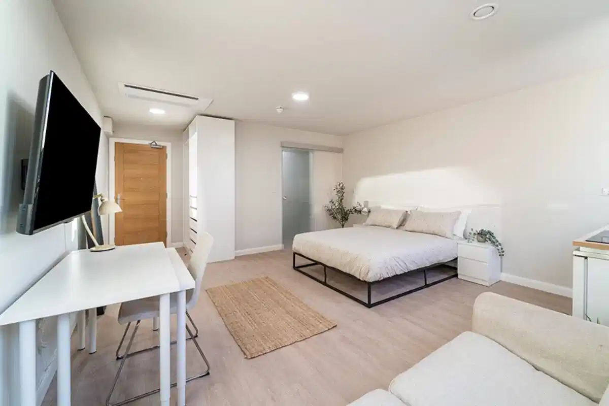 Deluxe - Bedroom