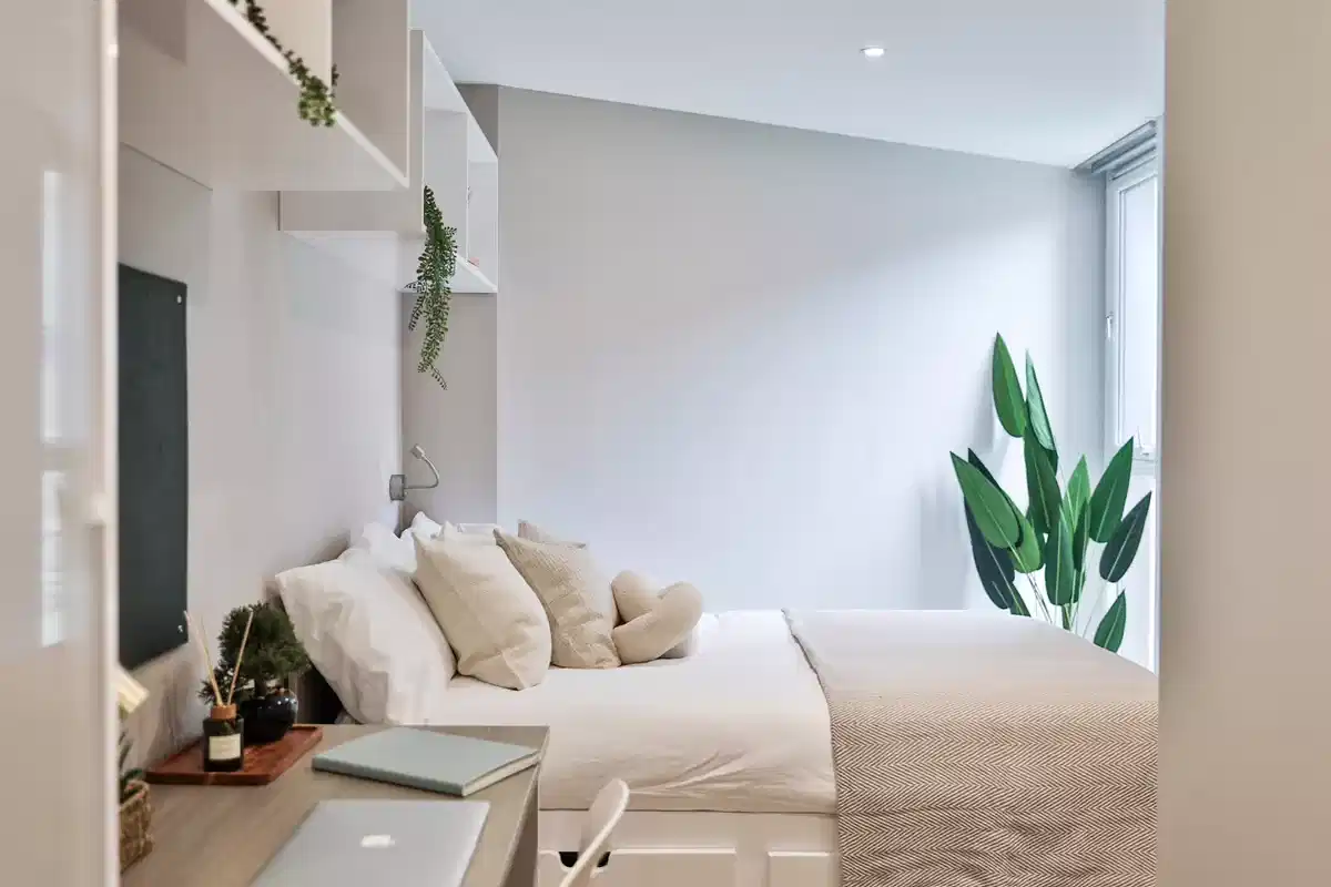 Classic Smaller 3 Bed Apartment - Bedroom