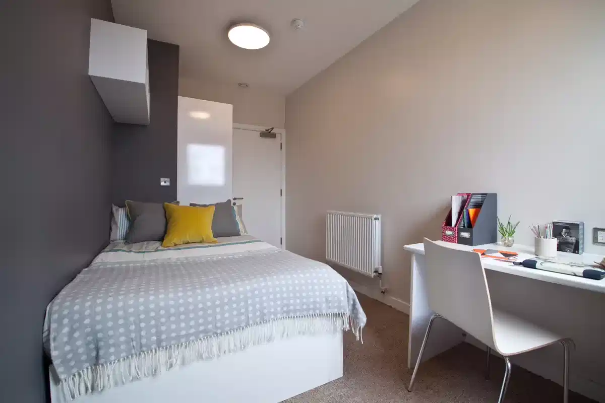 Classic 3-4 Bed Apartment - Bedroom