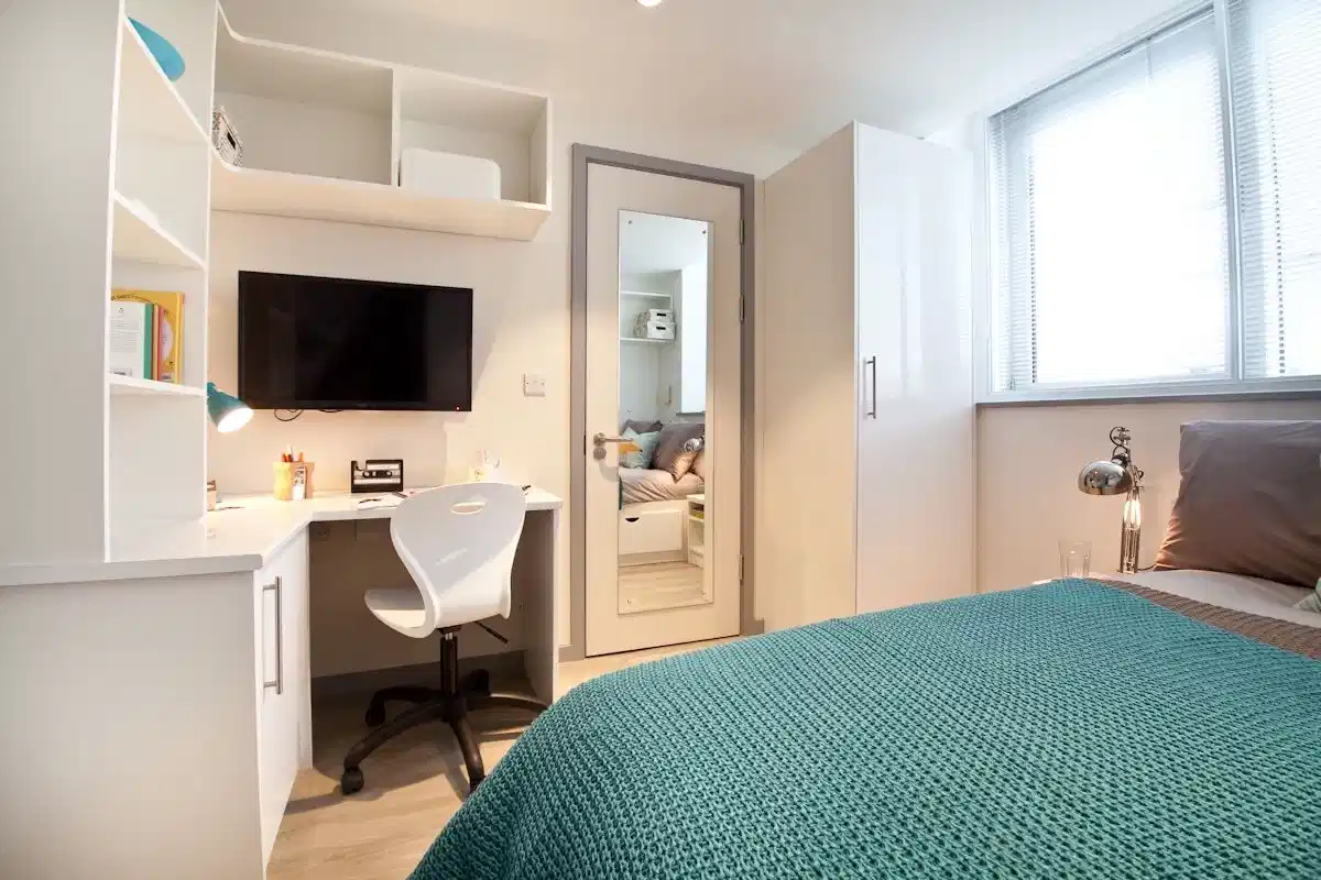 Classic 2 Bed Apartment - Bedroom
