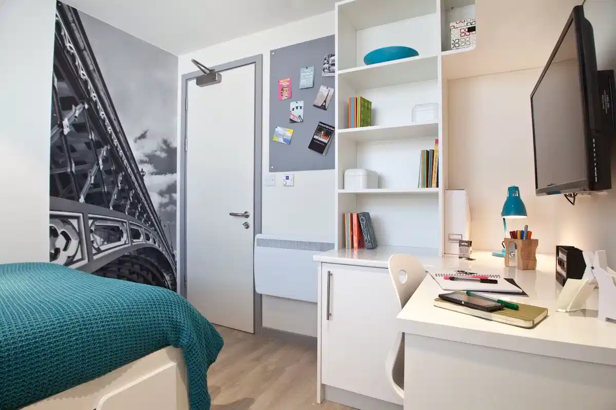 Classic 2 Bed Apartment - Bedroom