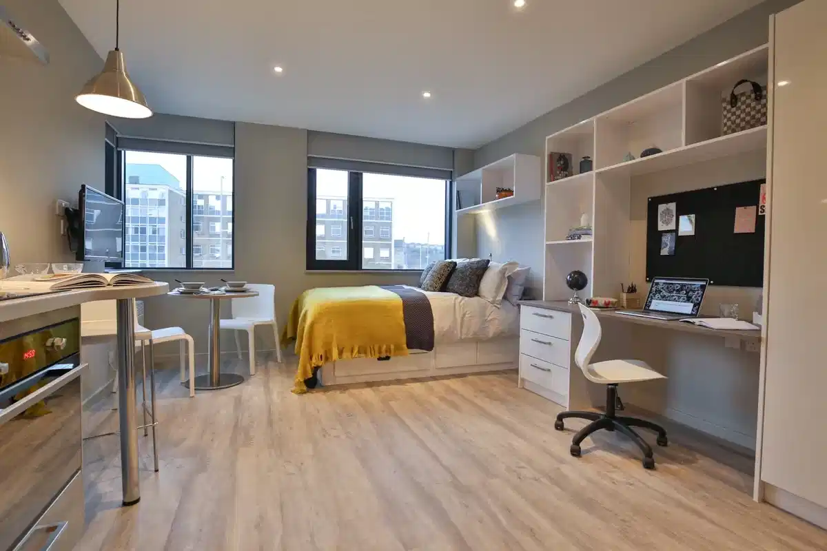 Classic Studio - Cityscape View - Bedroom