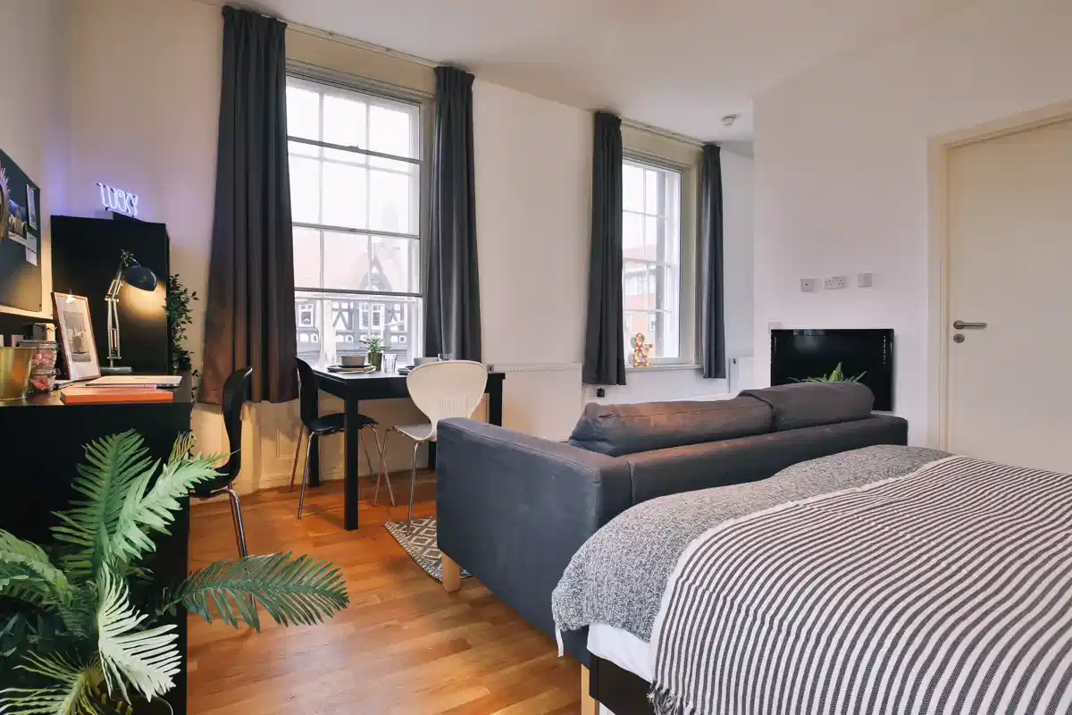 Classic 3-4 Bed Apartment - Bedroom