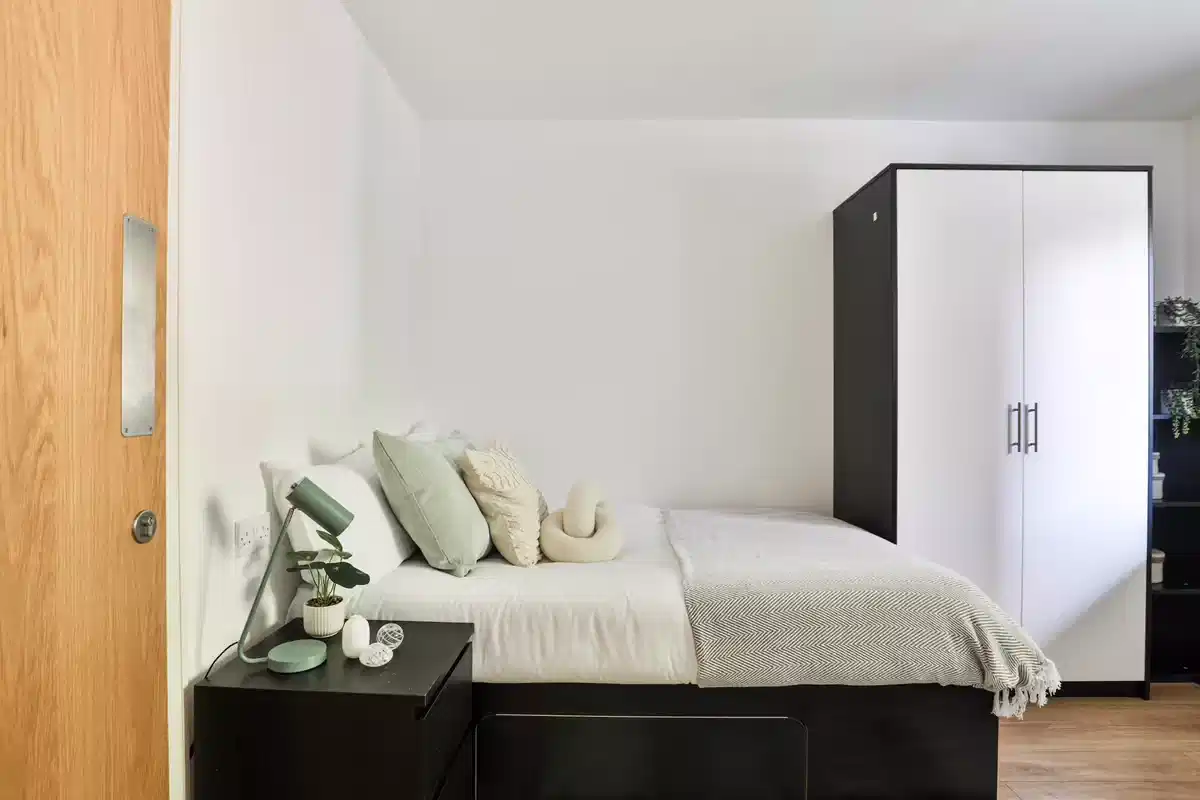 Classic 3 Bed Apartment - Bedroom