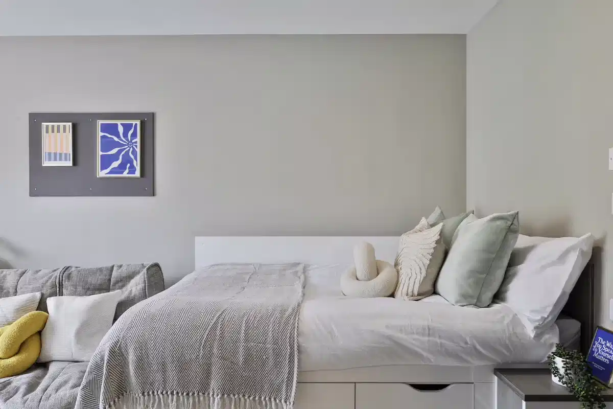 Classic 3 Bed Apartment - Bedroom