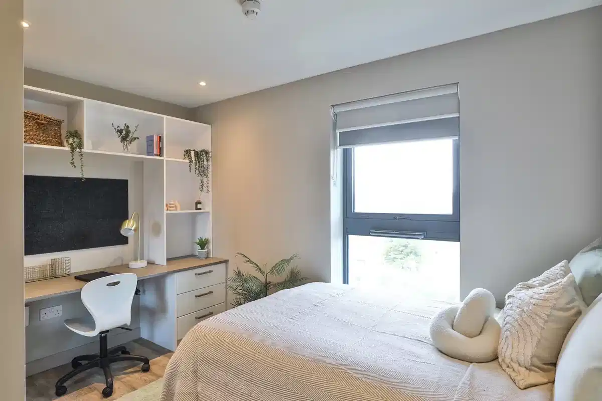 Classic 3 Bed Apartment - Bedroom