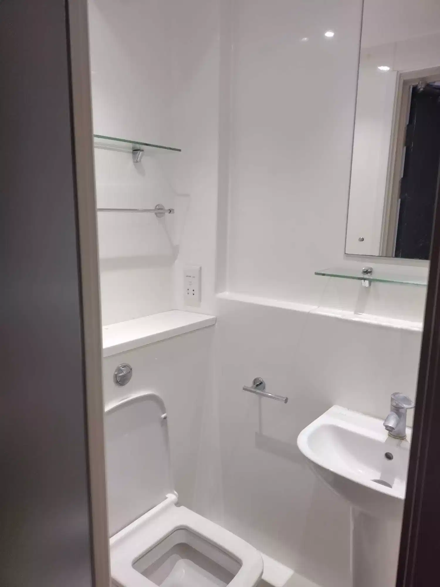 Classic 2 Bed Apartment - Bathroom