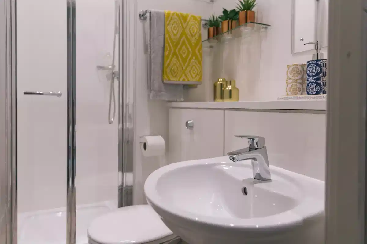 Classic 1 Bed Apartment - Bathroom