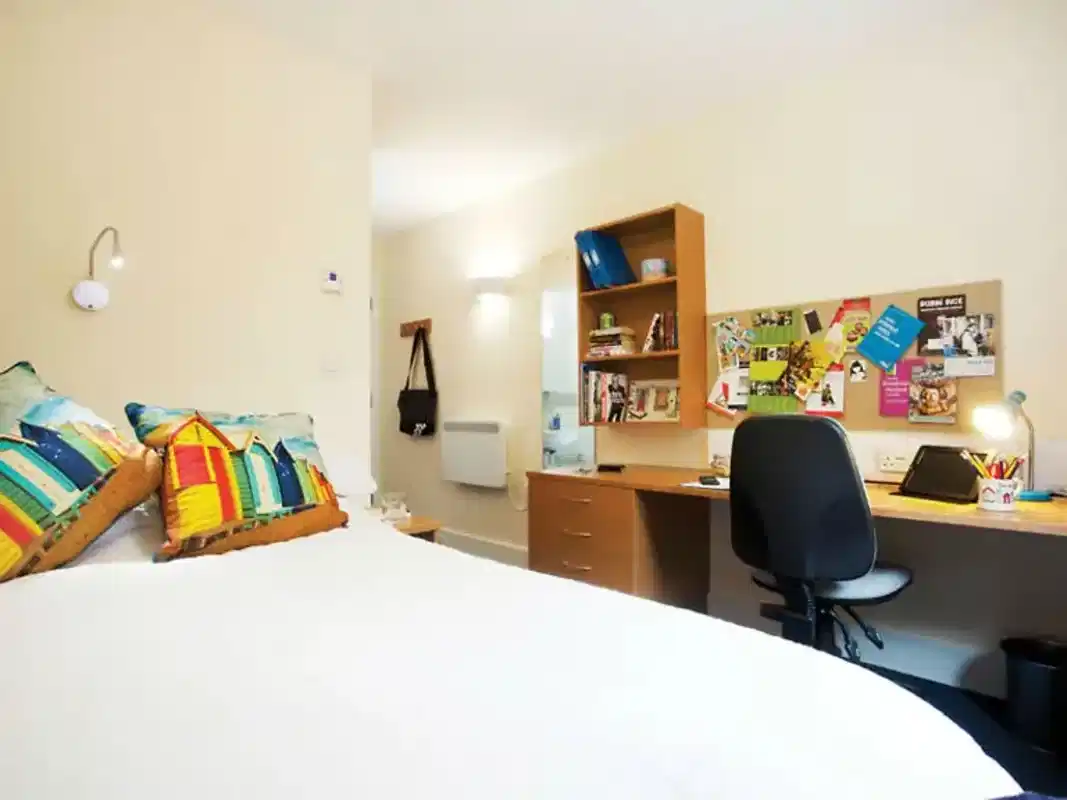 7-Bed Cluster Standard Ensuite - Bedroom