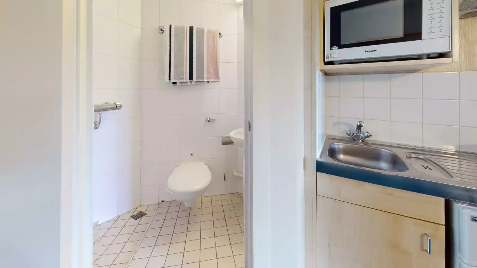 Large Ensuite Studio - Bathroom
