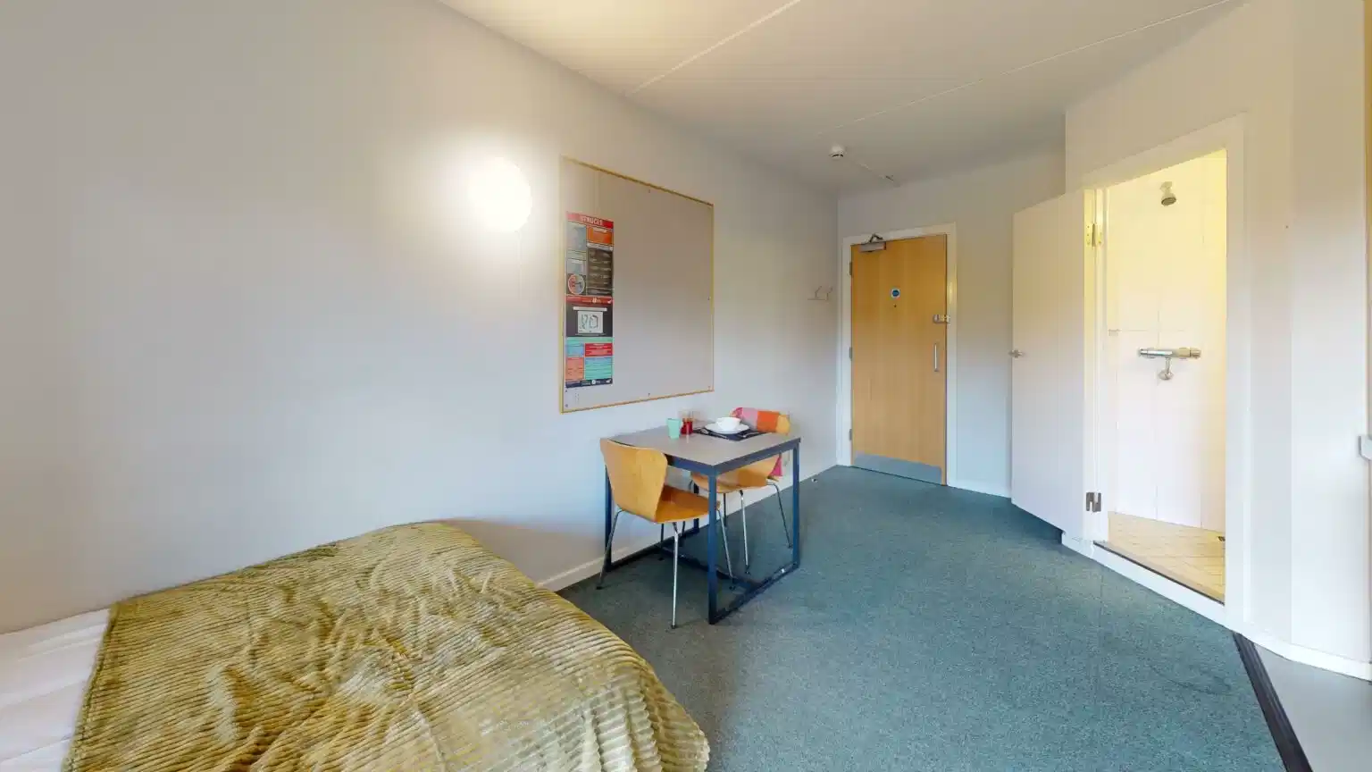 Large Ensuite Studio - Bedroom