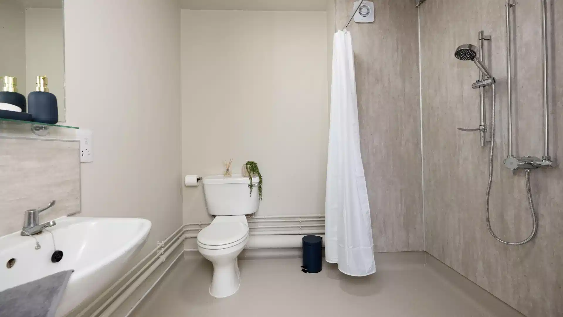 Classic Plus Ensuite - Bathroom