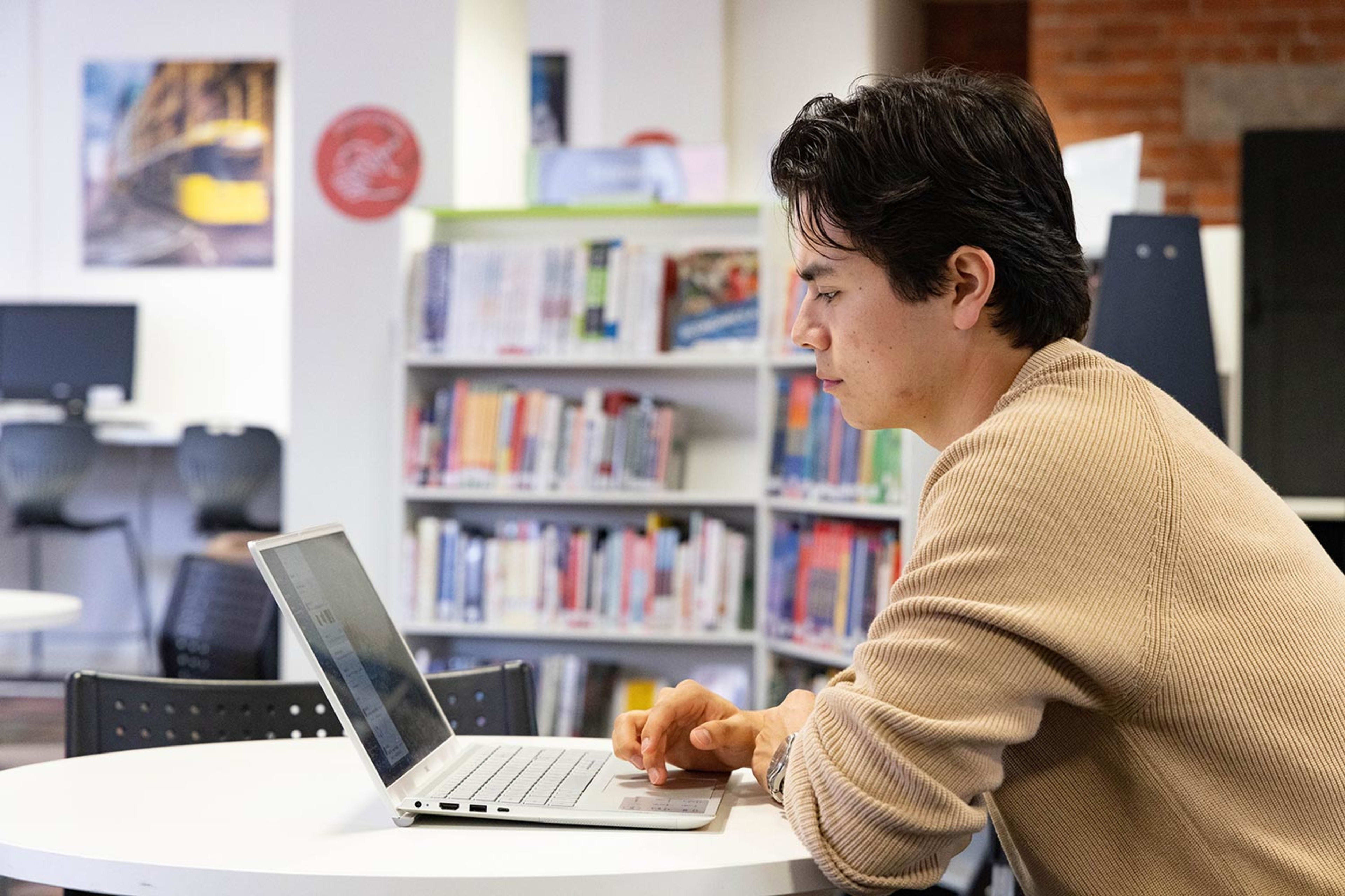 Student working in the learning centre at 인투 맨체스터