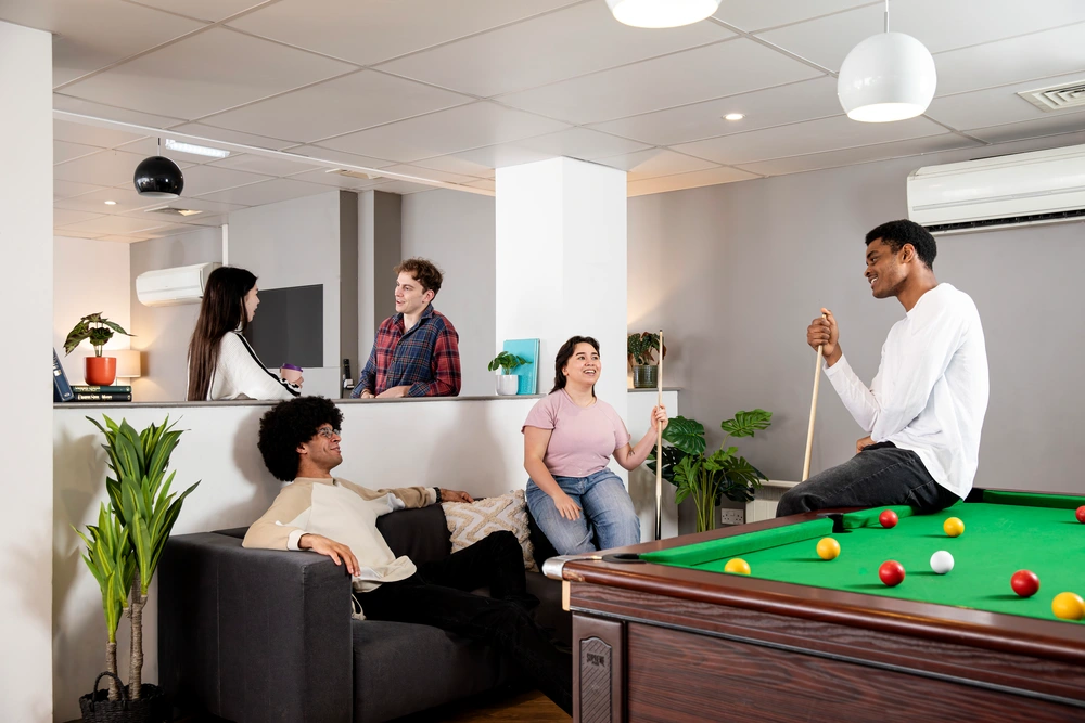Nelson House and Drake House 공식 숙소 이미지 1 · Students in the games area