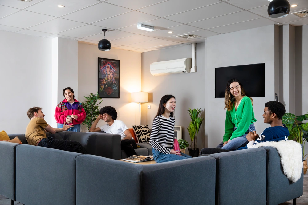 Nelson House and Drake House 공식 숙소 이미지 4 · Students in the common room TV area