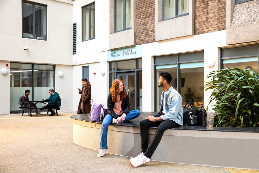 Nelson House and Drake House 공식 숙소 이미지 5 · Students in the courtyard
