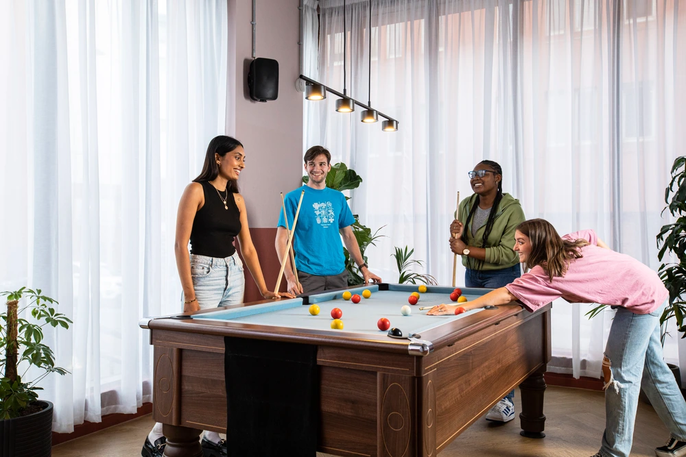 Campbell House 공식 숙소 이미지 1 · Students in games area playing pool