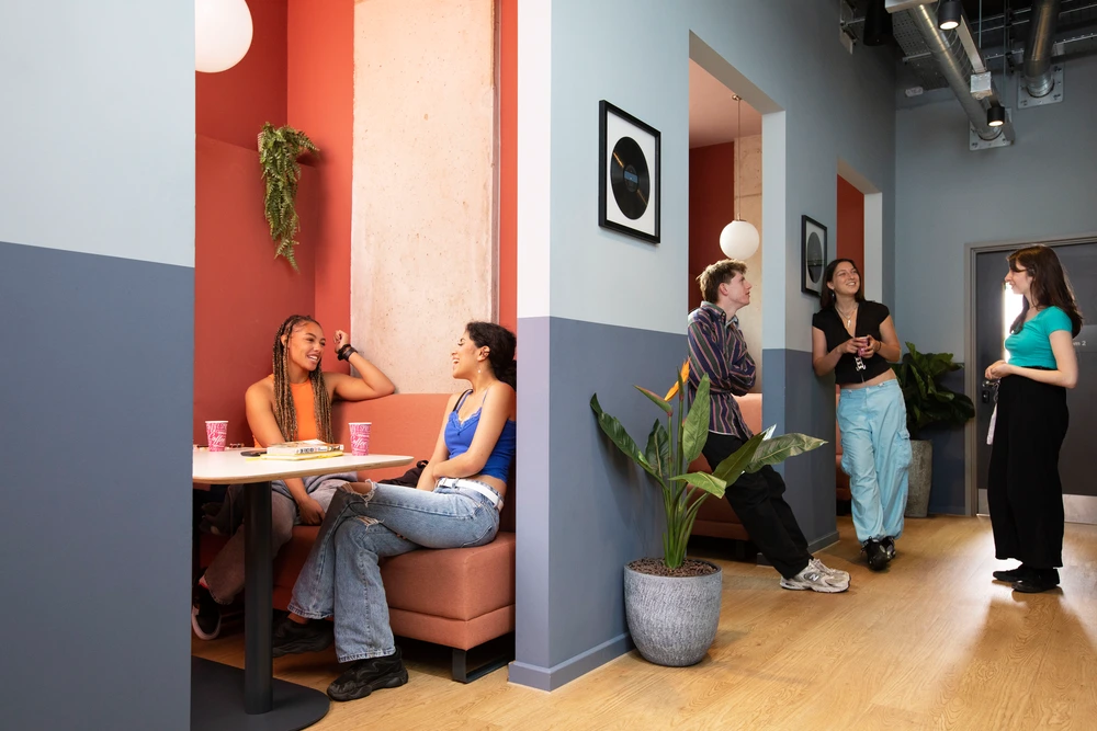 Campbell House 공식 숙소 이미지 4 · Students in the common room