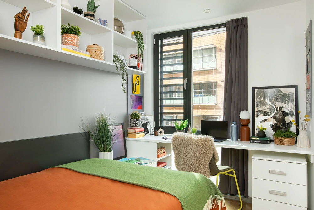 Campbell House 공식 숙소 이미지 16 · Bed and desk in a Premium En-suite room