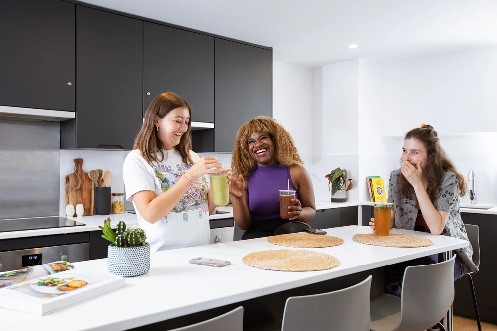 Campbell House 공식 숙소 이미지 18 · Students in shared kitchen