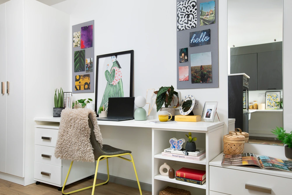 Campbell House 공식 숙소 이미지 20 · Study space in an Accessible Studio