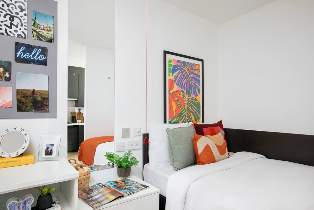 Campbell House 공식 숙소 이미지 22 · Bed in an Accessible Studio