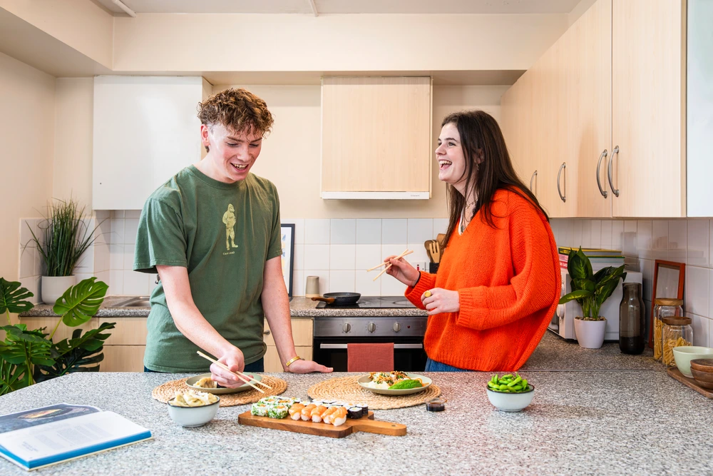 Cherry Court 공식 숙소 이미지 1 · Students in shared kitchen