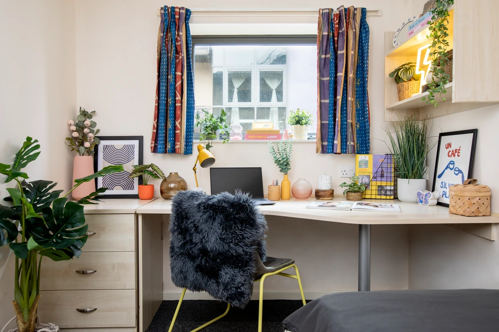 Cherry Court 공식 숙소 이미지 9 · Study space in a Premium En-suite room