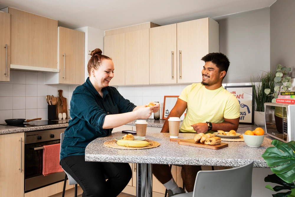 Blenheim Court 공식 숙소 이미지 2 · Students in shared kitchen