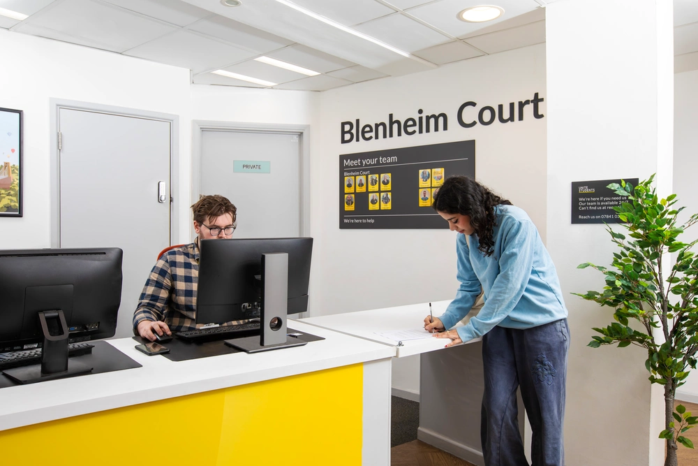 Blenheim Court 공식 숙소 이미지 3 · Student in reception area 