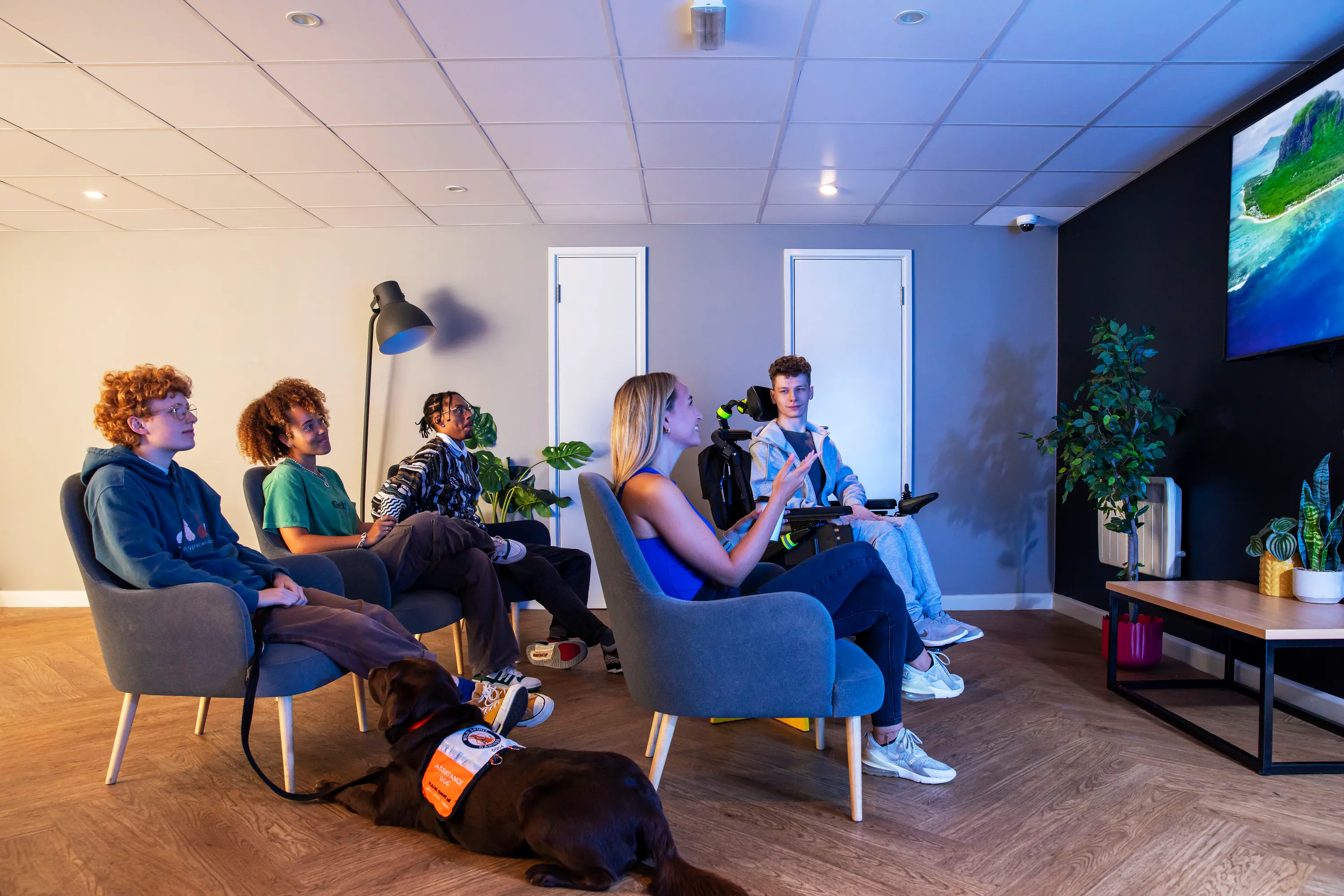 Unite House 공식 숙소 이미지 1 · Students in the cinema room