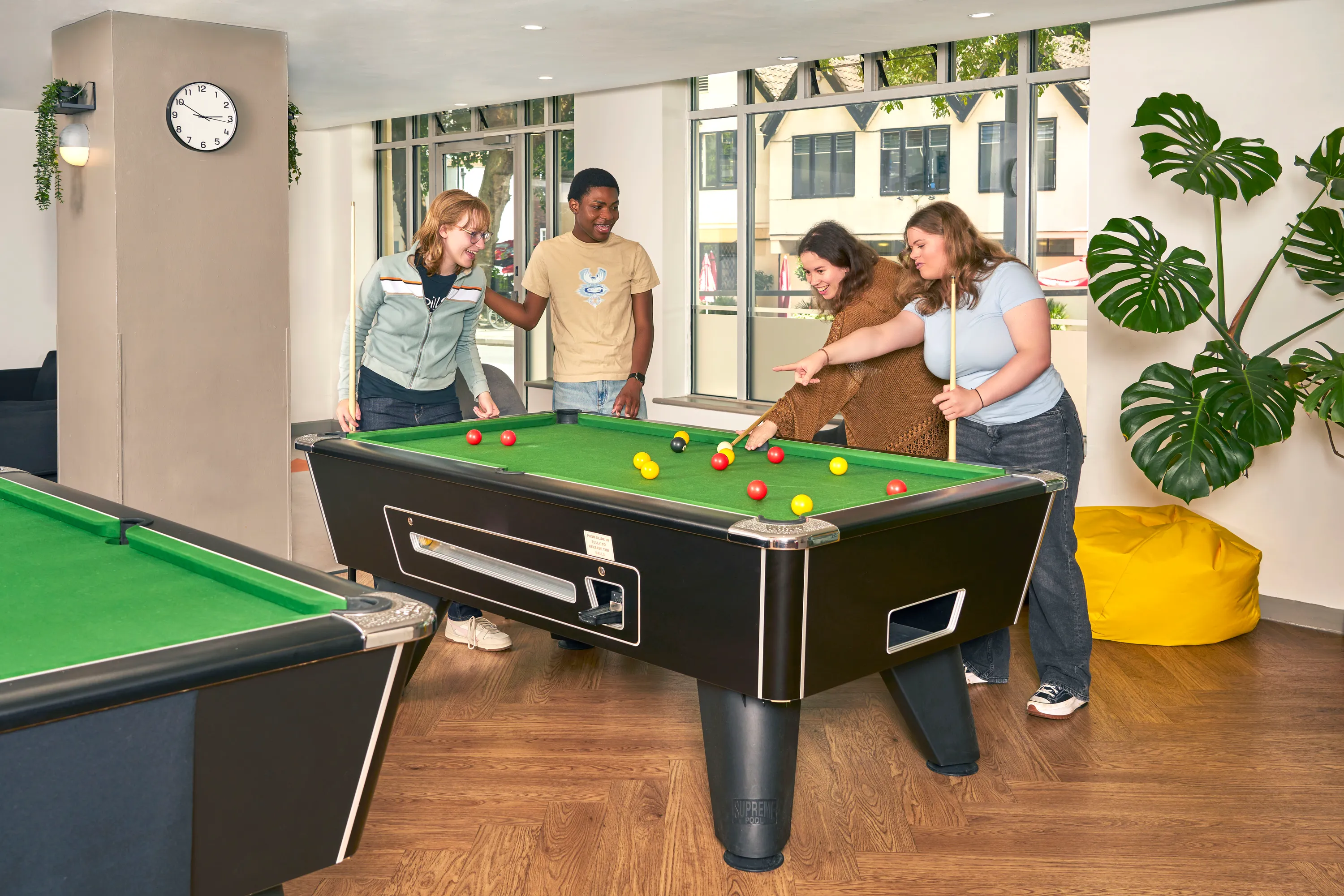 Unite House 공식 숙소 이미지 3 · Students playing in the games area