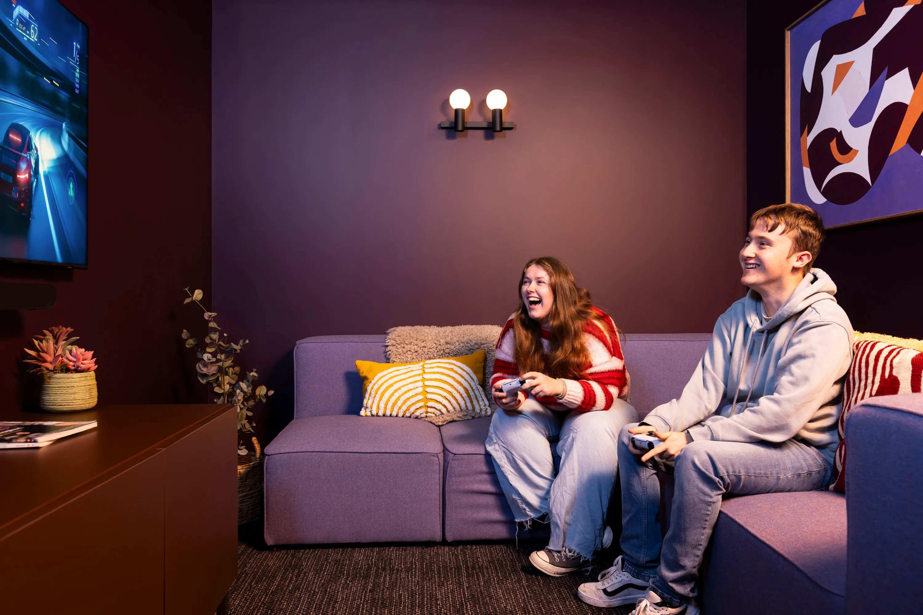 Avon Point 공식 숙소 이미지 2 · Students in the Games Room