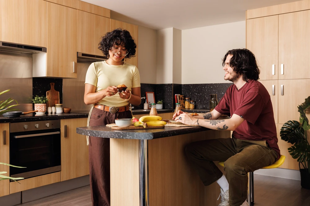 The Old Printworks 공식 숙소 이미지 2 · Students in a shared kitchen