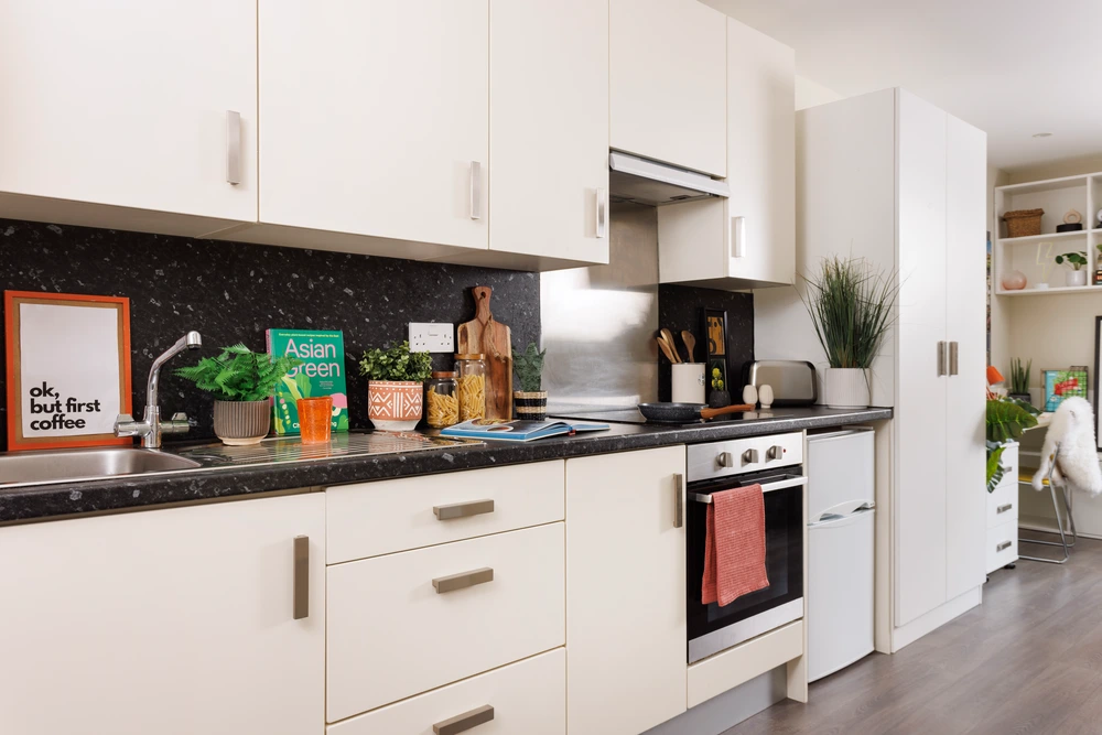 The Old Printworks 공식 숙소 이미지 17 · Kitchen in an Accessible Studio