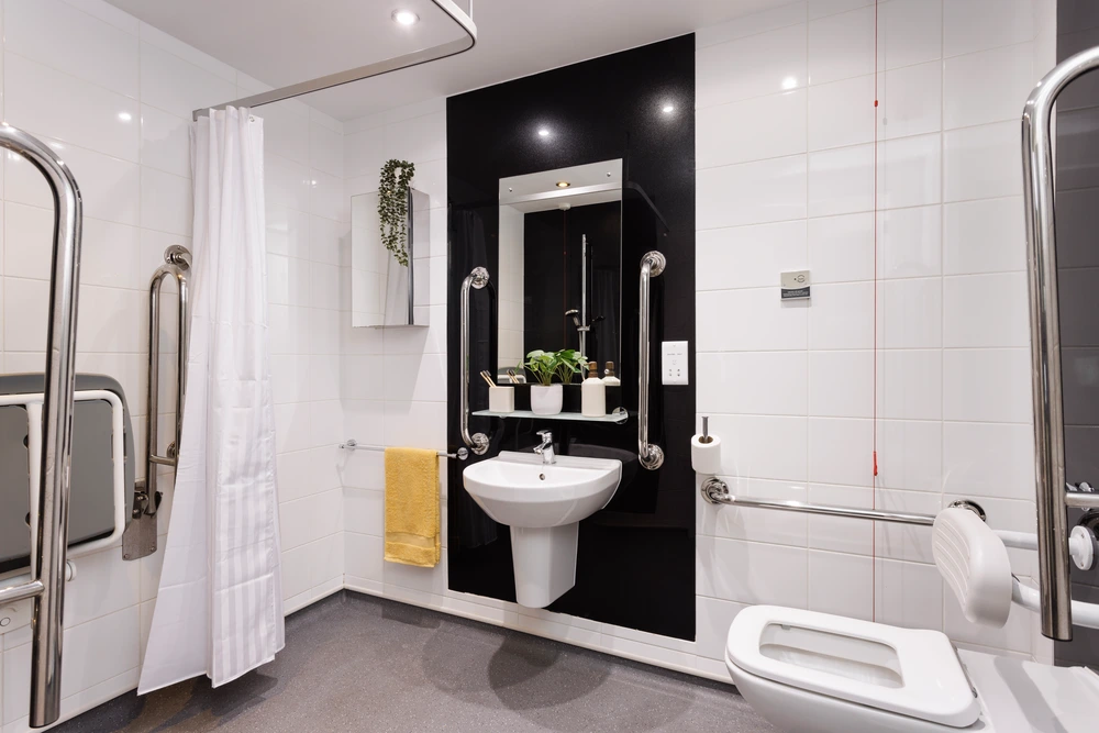 The Old Printworks 공식 숙소 이미지 18 · Accessible Studio bathroom