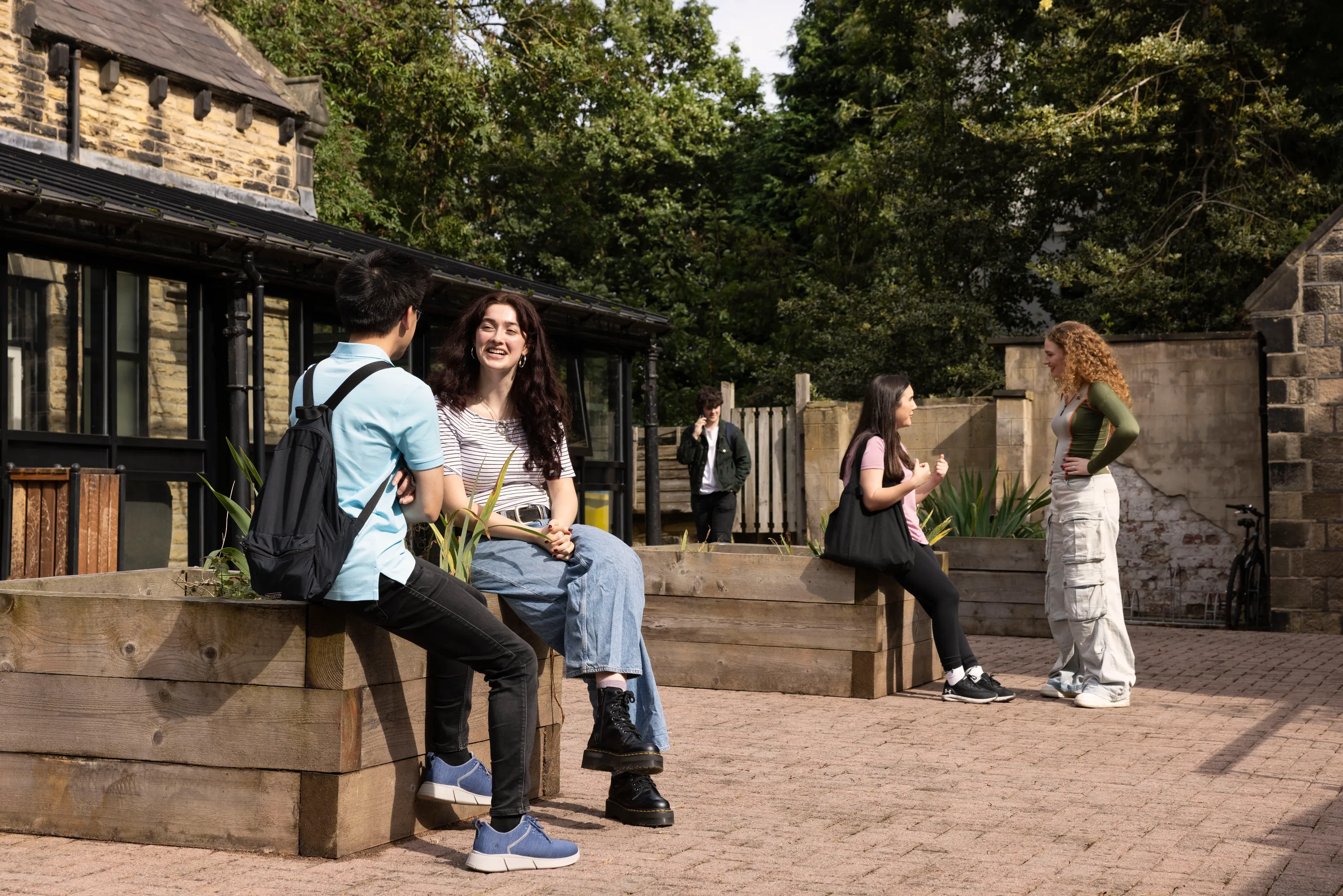 James Baillie Park 공식 숙소 이미지 1 · Students in the courtyard