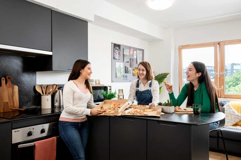 Piccadilly Court 공식 숙소 이미지 1 · Students in shared kitchen