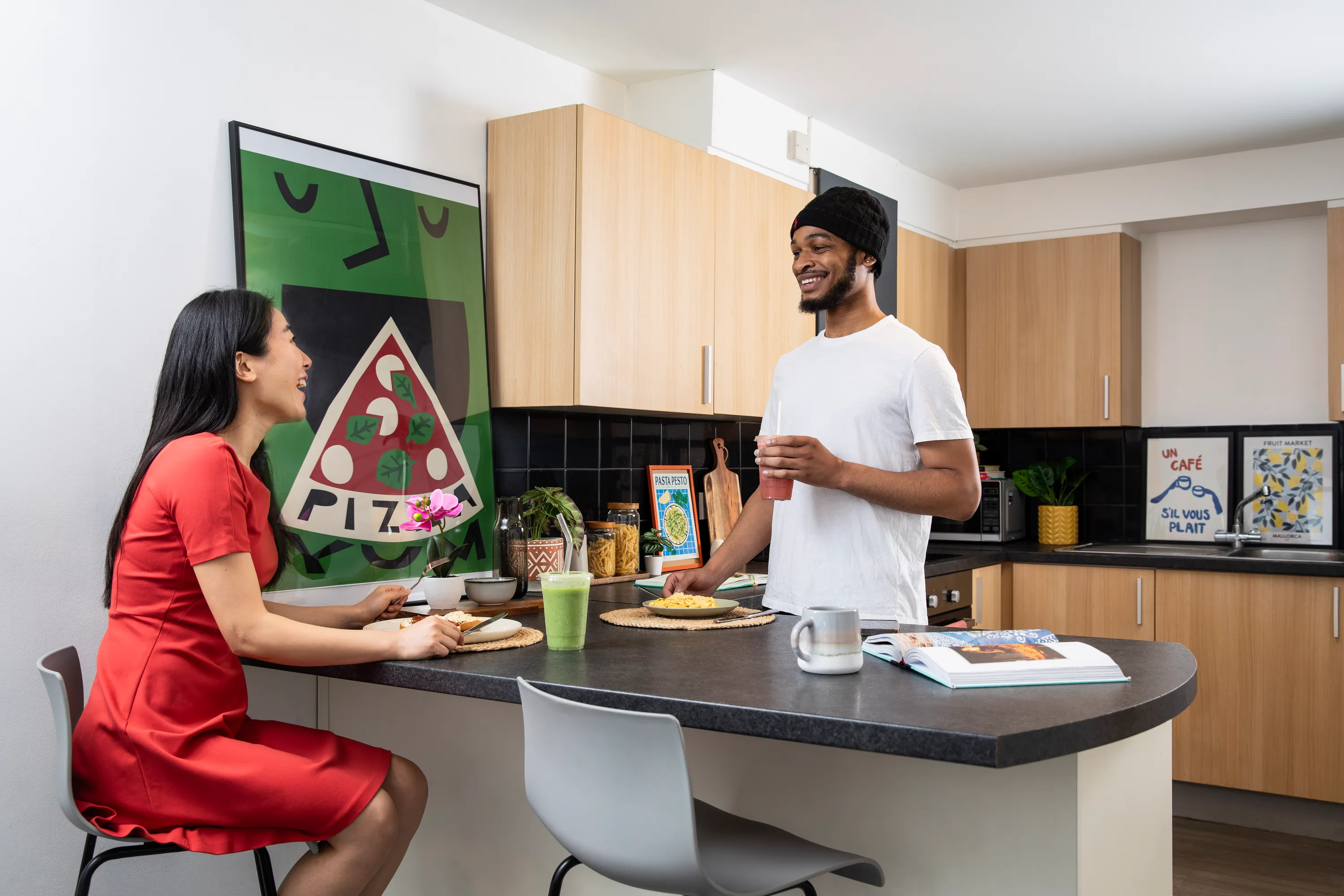 Sherren House 공식 숙소 이미지 2 · Students in shared kitchen