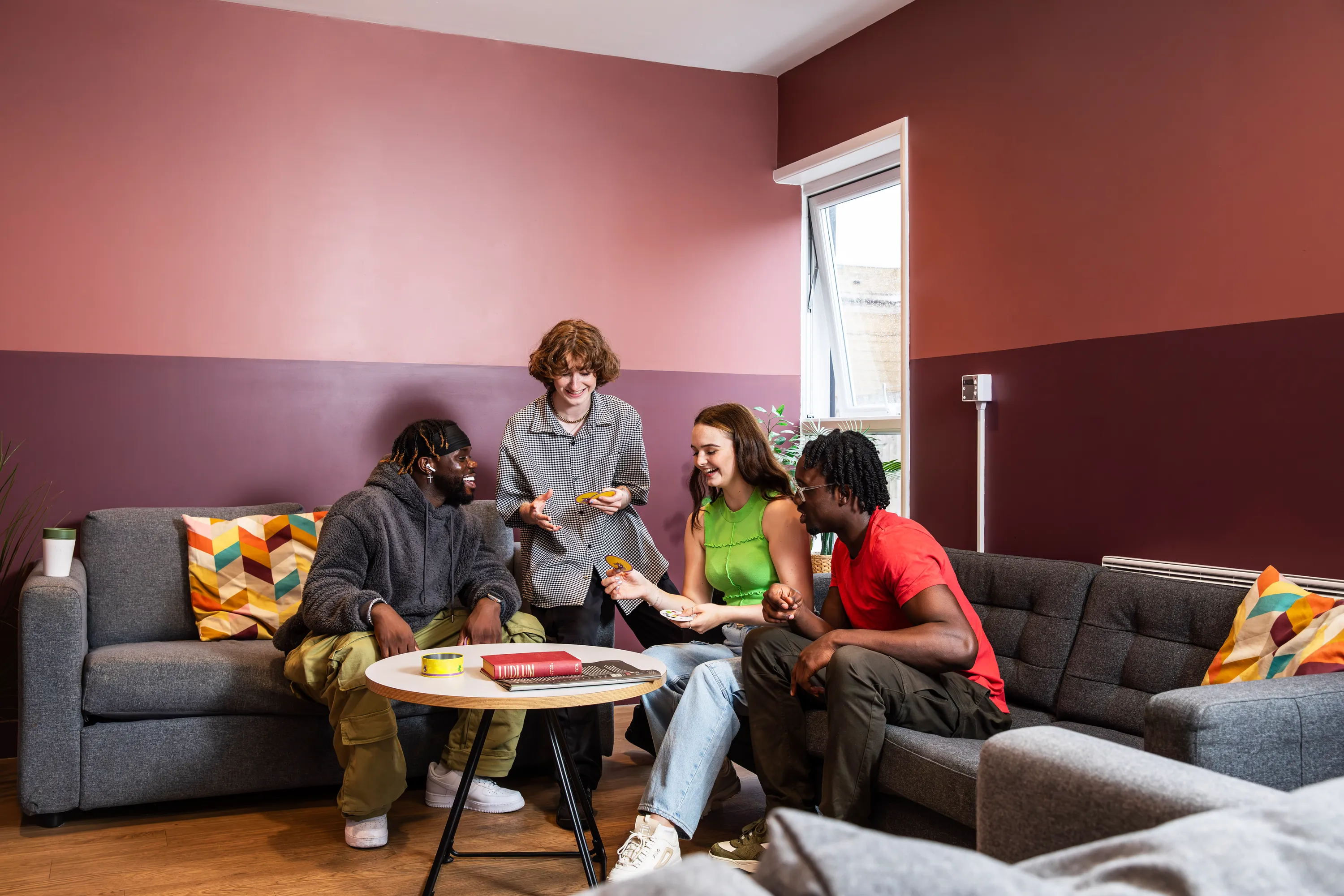 Sherren House 공식 숙소 이미지 3 · Students in the common room