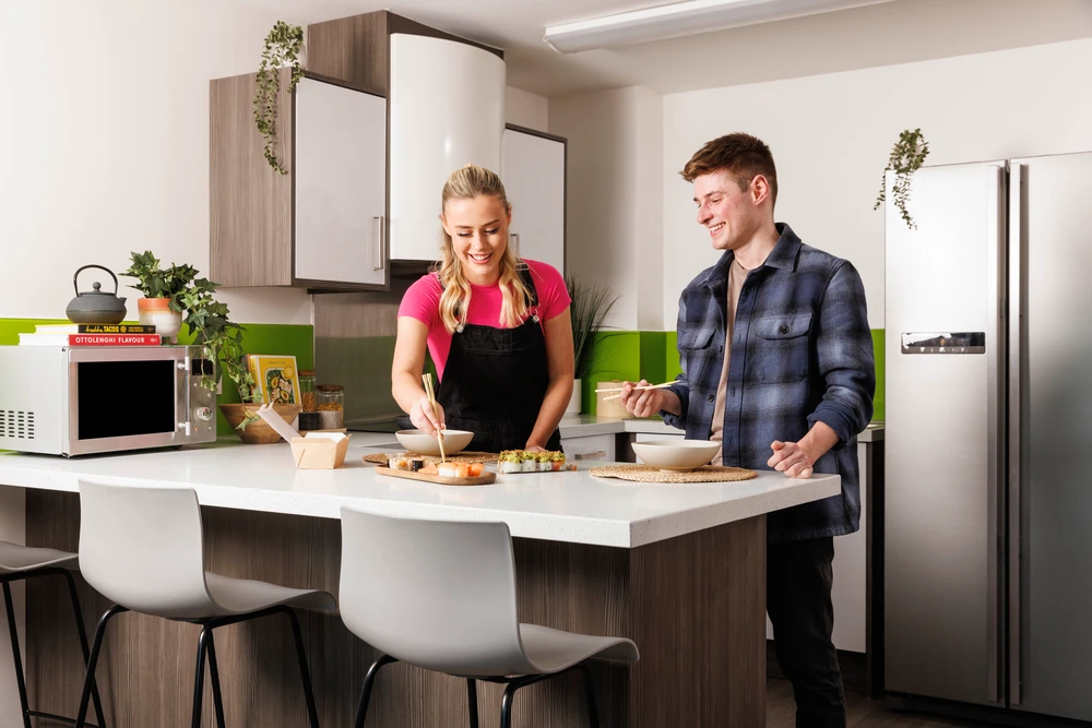 Quay Point 공식 숙소 이미지 6 · Students in a shared kitchen