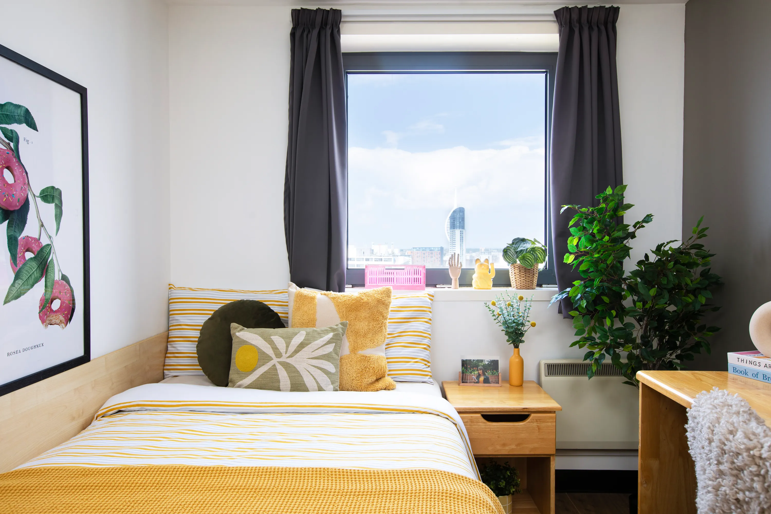 Trafalgar Hall 공식 숙소 이미지 3 · Bed and study space in an En-suite room