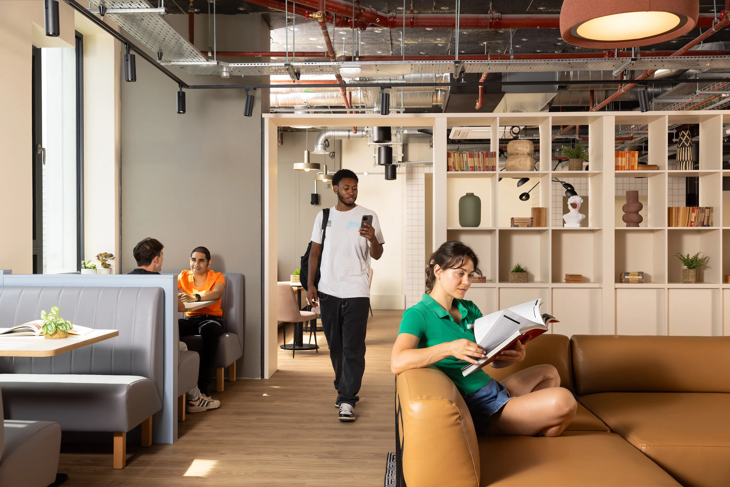 Hawthorne House 공식 숙소 이미지 4 · Students in communal lounge