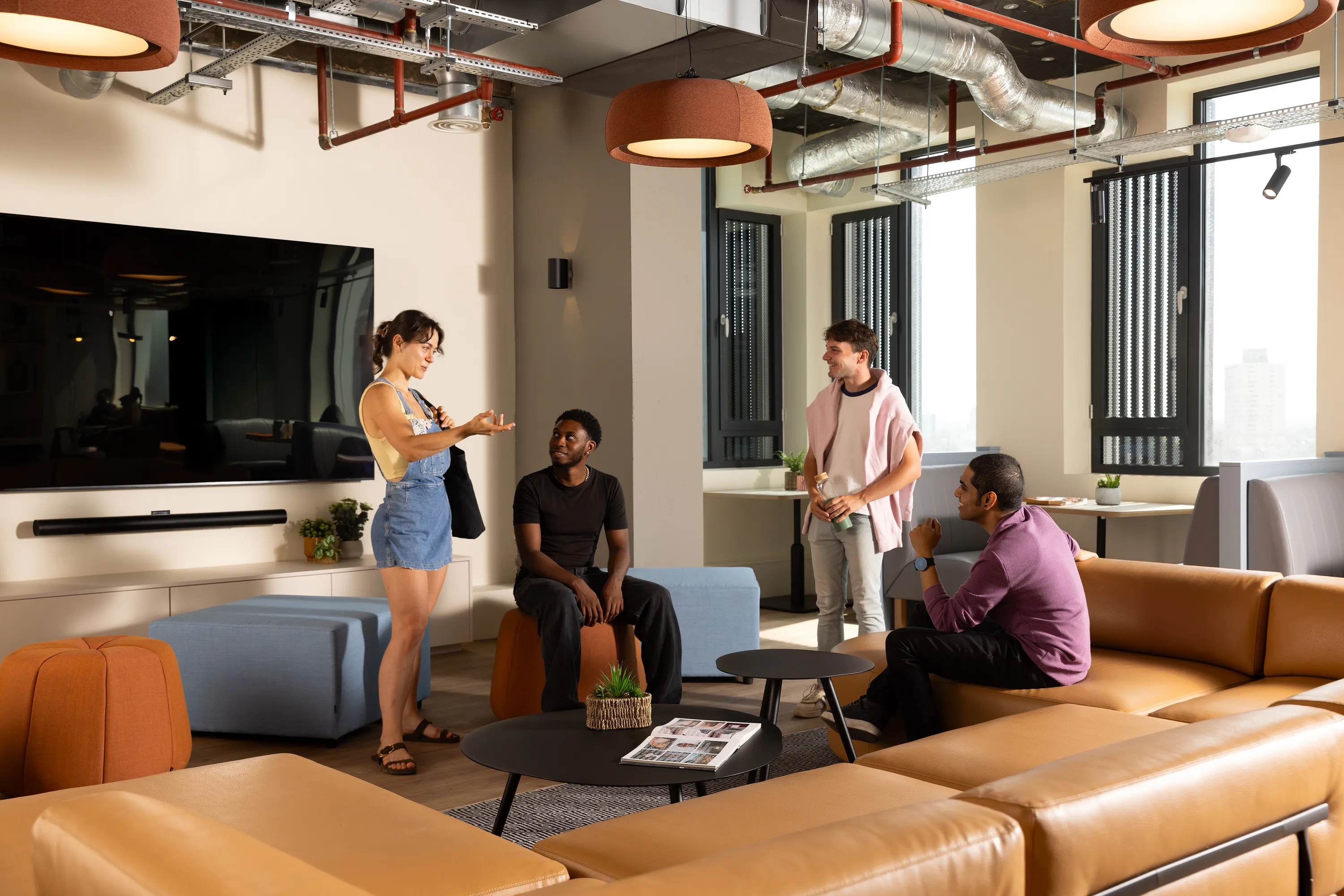 Hawthorne House 공식 숙소 이미지 1 · Students in communal lounge