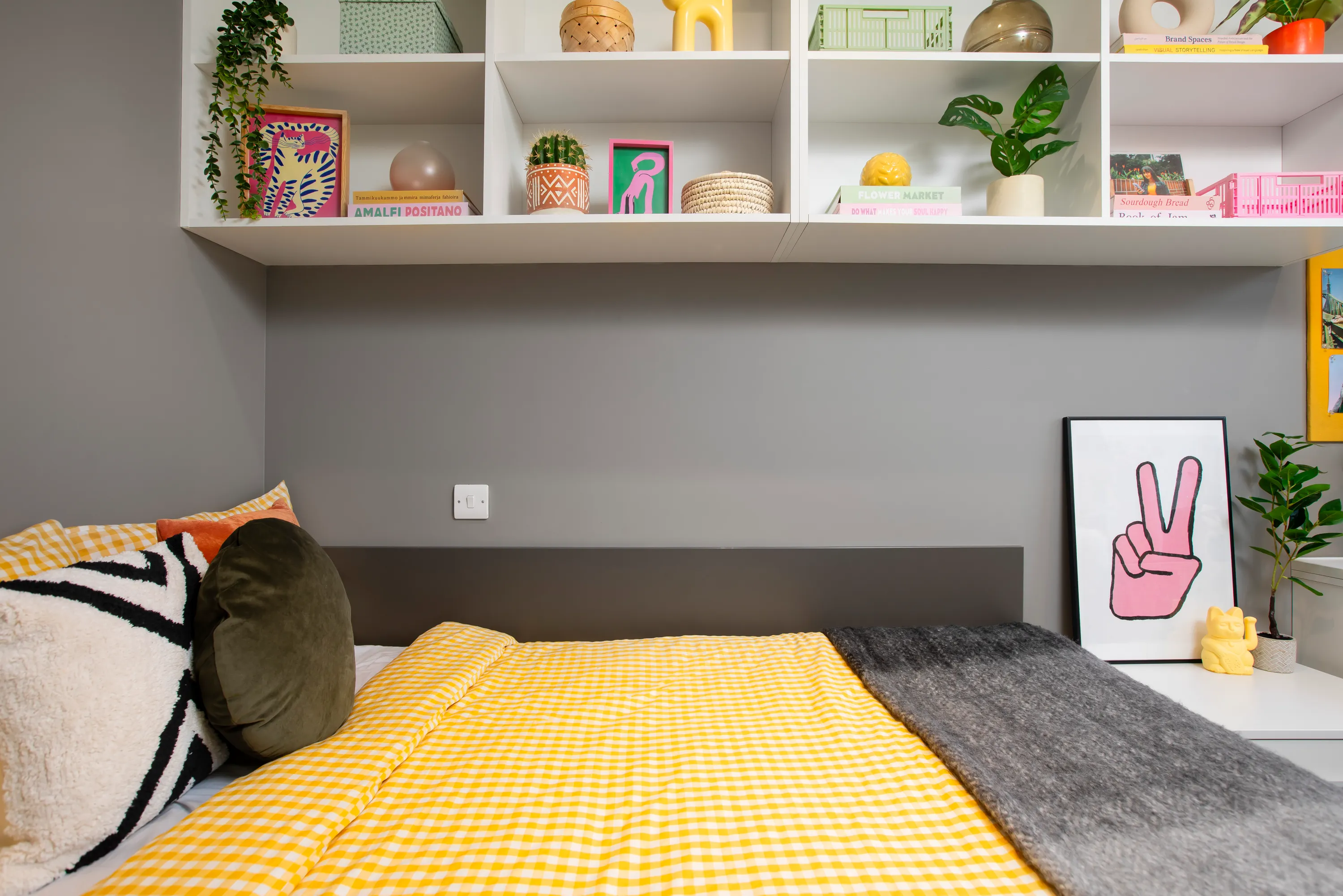 Angel Lane 공식 숙소 이미지 19 · Bed area in a premium en-suite room