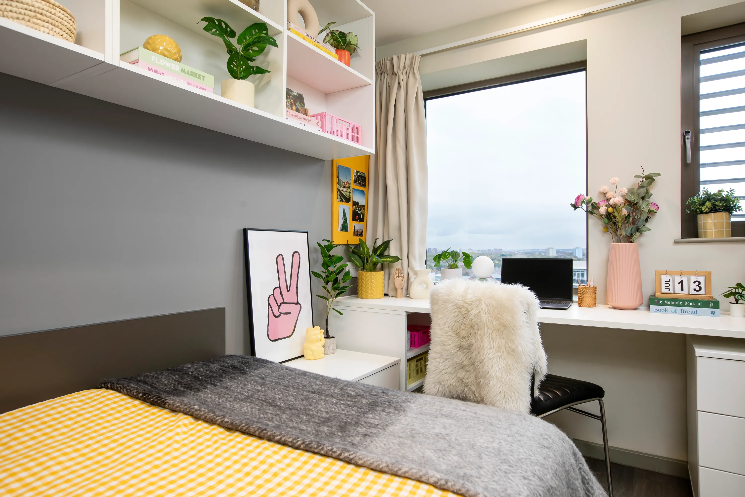 Angel Lane 공식 숙소 이미지 20 · Bed and study space in premium en-suite