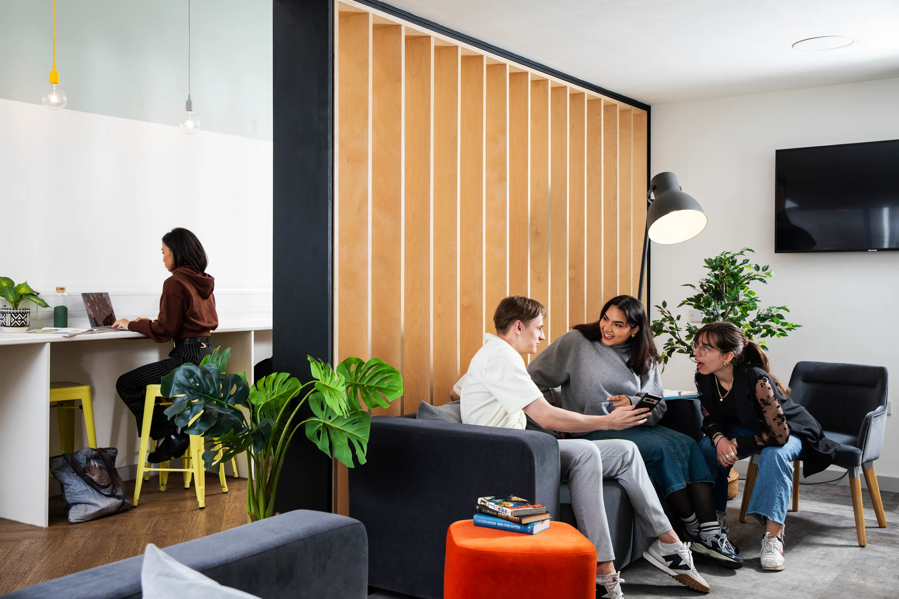 Mary Brancker House 공식 숙소 이미지 2 · Students in study area