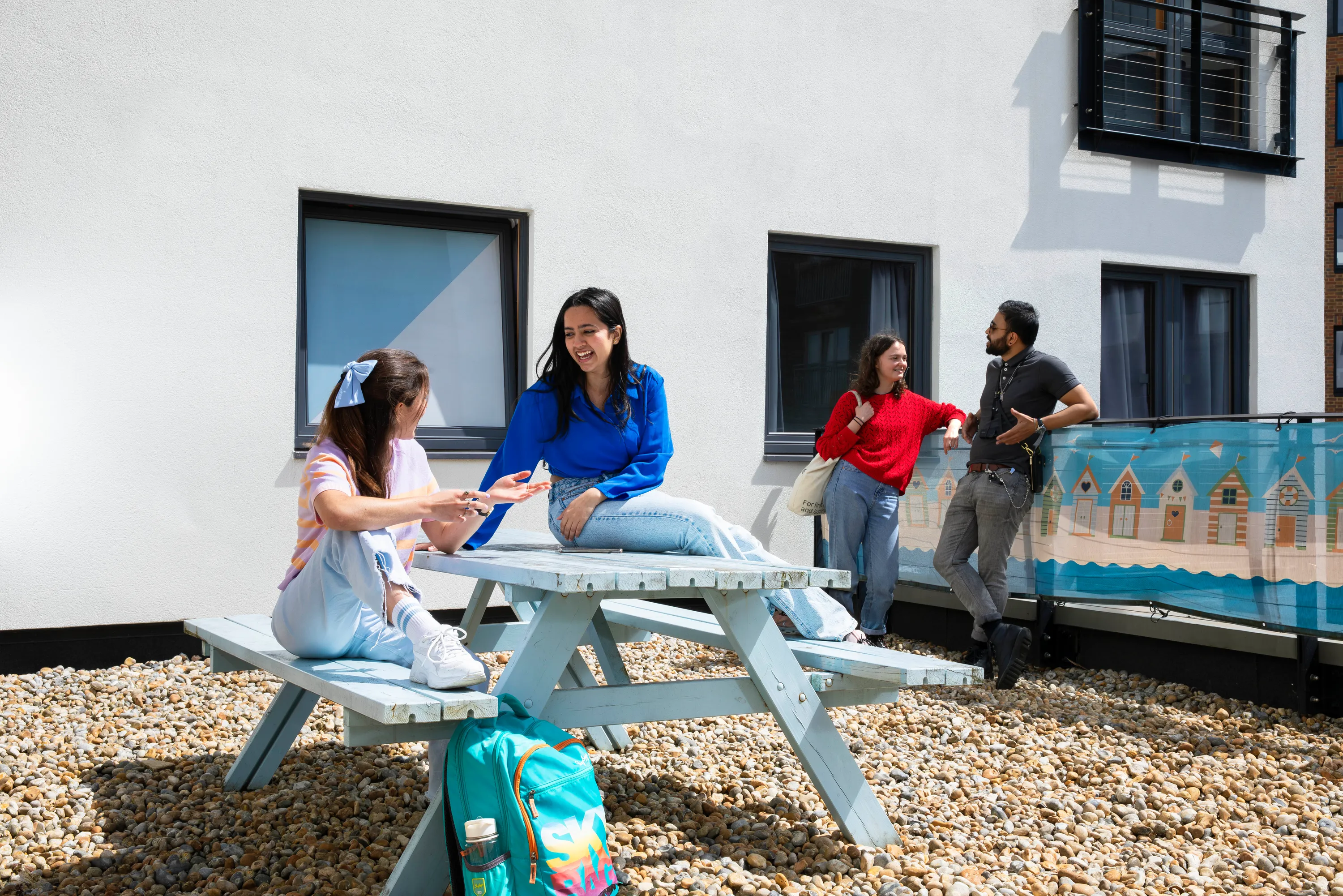 Mary Brancker House 공식 숙소 이미지 1 · Students in the courtyard